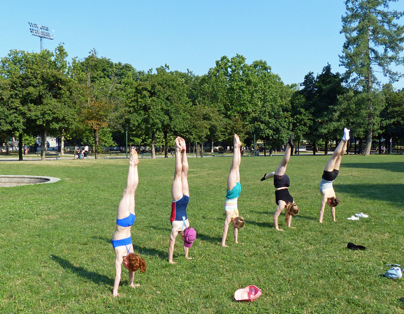 Al fresco Handstand Competition